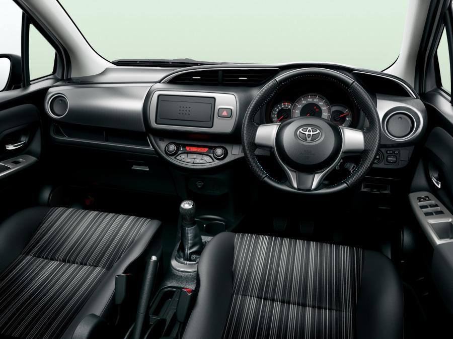  Toyota Vitz RS 2014 года  (фото 2 из 2)